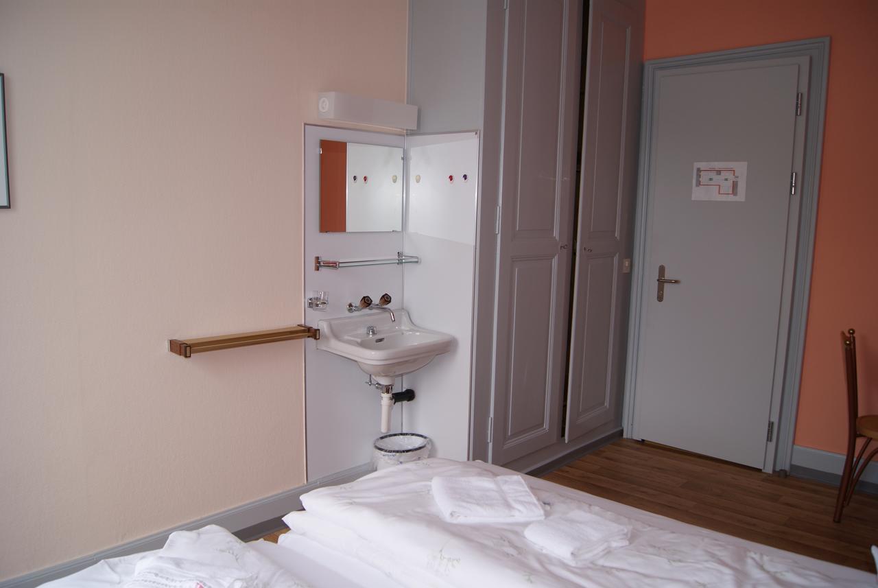 Hotel Schlosspintli Spiez Bagian luar foto