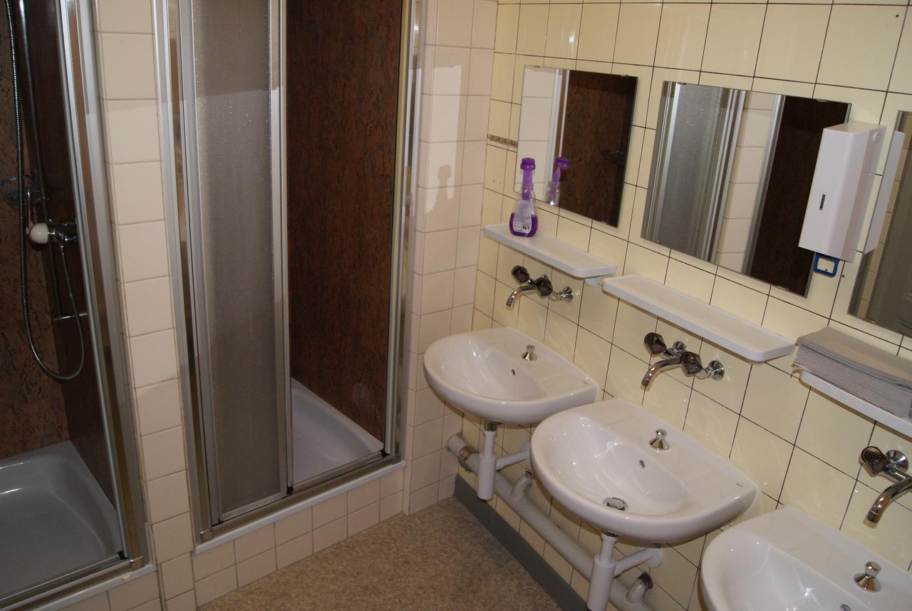 Hotel Schlosspintli Spiez Bagian luar foto